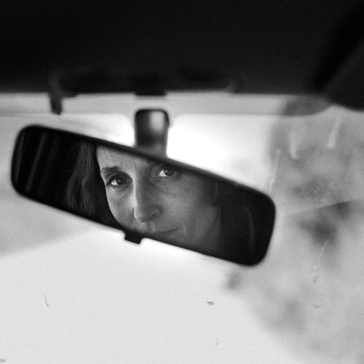 Los ojos de Zara reflejados en el espejo retrovisor